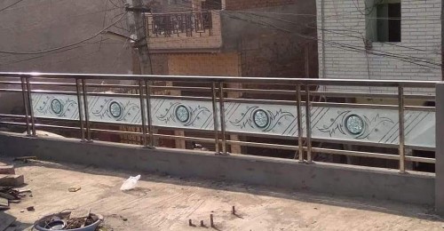 Steel railings are commonly used on commercial and industrial buildings, as well as on residential structures such as houses and apartment buildings.